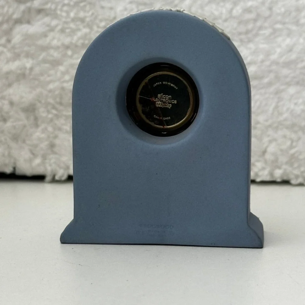 Wedgwood Blue Jasperware Mantle Clock Relief Quartz Desk Clock - New Battery